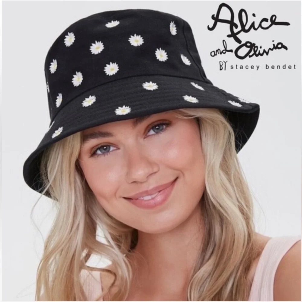 Alice + Olivia SET OF REVERSIBLE BLACK DAISY WHITE SUN HAT & TRAVEL Duffel Tote